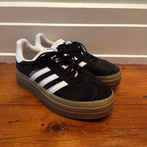 Adidas platform gazelle in black